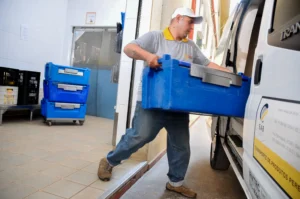 entregador transportando caixa têrmica com almoço da empresa Master Kitchen