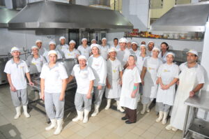 equipe de cozinheiros reunida em cozinha industrial da empresa Master Kitchen