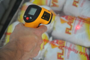 aferindo temperatura do frango congelado com termometro a laser
