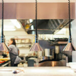 Cozinha industrial em larga escala: por que técnica, processo e engenharia importam mais que receita