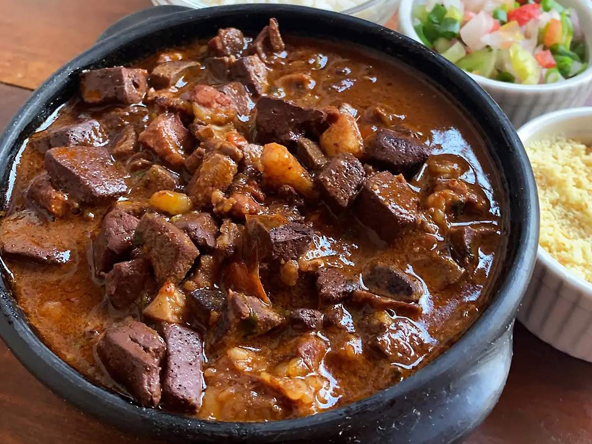 Sarapatel Nordestino Tradicional: Receita Autêntica com Miúdos e Tempero Forte